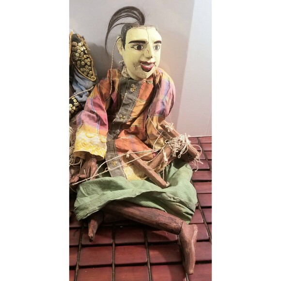 Vintage Pair Of Indonesian Puppet Marionettes Handmade Carved Wood & Sequins 22" - Picture 6 of 7